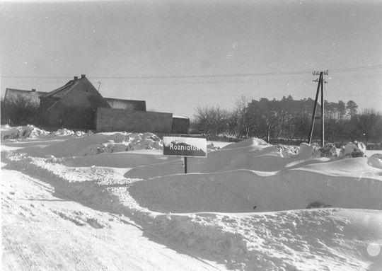 Rożniątów, wieś w powiecie strzeleckim - luty 1979 rok