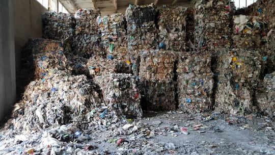 Odpady w sławięcickim magazynie przy ul. Strzeleckiej. Zalegają tam też wielotonowe hałdy odpadów komunalnych, głównie opakowania z tworzyw sztucznych, w tym worki i plastikowe butelki, a także szmaty oraz papier