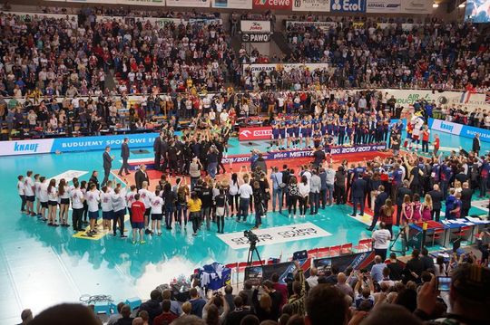 Moment dekoracji mistrzów Polski w sezonie 2016/2017. Kędzierzyńscy kibice mieli powody do dumy