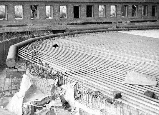 Budowlańcy położyli kilometry rur pod taflę przyszłego lodowiska, które nigdy nie zostało wylane