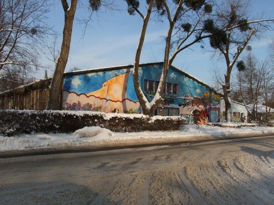 Kilka lat po zamknięciu szkoły, uruchomiono tu jedną z największych i najpopularniejszych na Opolszczyźnie dyskotek. Z zewnątrz wyglądała dość niepozornie  