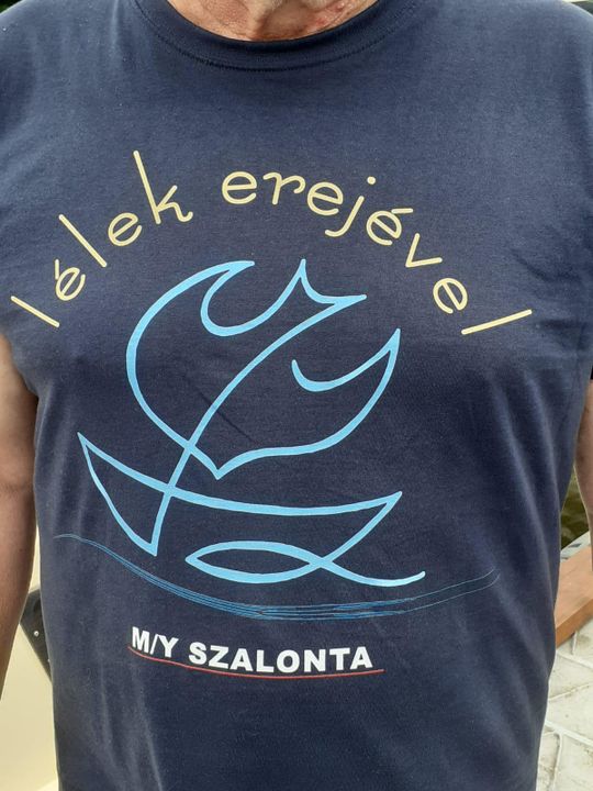 Na tę wyjątkową okazję węgierscy żeglarze przygotowali specjalne koszulki 