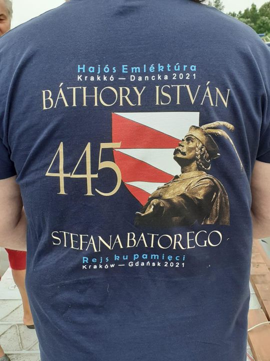 Na tę wyjątkową okazję węgierscy żeglarze przygotowali specjalne koszulki 