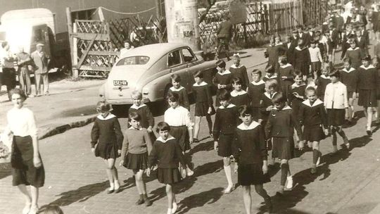 W roku szkolnym 1961/1962 ul. Piastowską zorganizowano uroczysty pochód młodzieży wszystkich szkół na plac budowy nowej, widocznej po lewej stronie, kozielskiej tysiąclatki