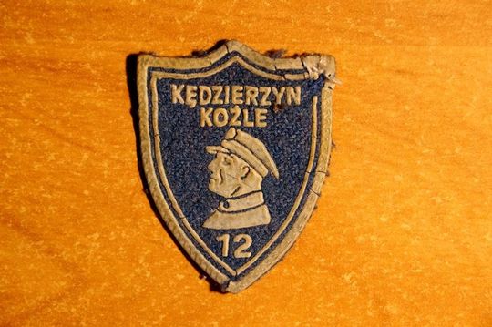 Tarcza szkolna z czasów, gdy patronem SP nr 12 był gen. Karol Świerczewski