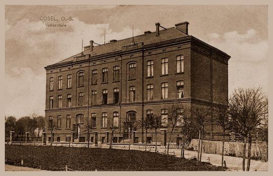 Stara szkoła u zbiegu ulic Quadtstrasse i Schulstrasse (obecnie Żeromskiego i Piramowicza)