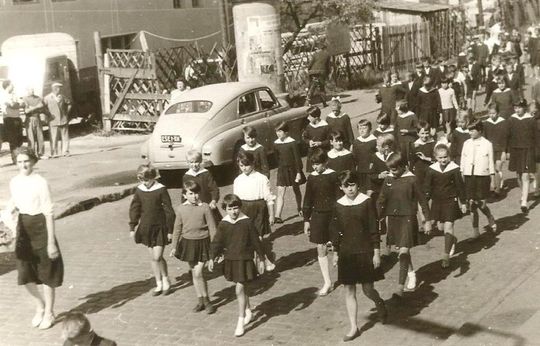 W roku szkolnym 1961/1962 ul. Piastowską zorganizowano uroczysty pochód młodzieży wszystkich szkół na plac budowy nowej, widocznej po lewej stronie, kozielskiej tysiąclatki