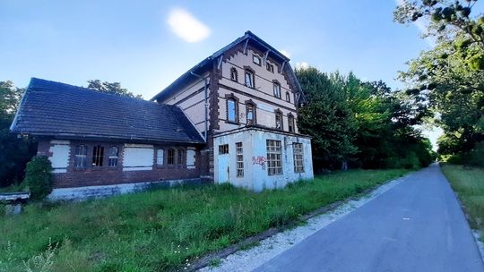Zabytkowy budynek dawnej stacji kolejowej w Reńskiej Wsi z końca XIX wieku