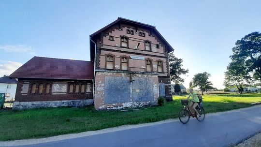 Zabytkowy budynek dawnej stacji kolejowej w Długomiłowicach z końca XIX wieku