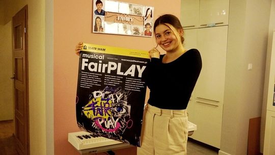 Zuzanna Urbanik z plakatem zapowiadającym musical „Fair Play” 