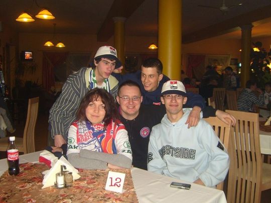 Krzysztof „Świder” Pałka (w środku) z członkami dawnego klubu kibica Archiwum prywatne