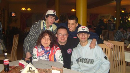Krzysztof „Świder” Pałka (w środku) z członkami dawnego klubu kibica Archiwum prywatne