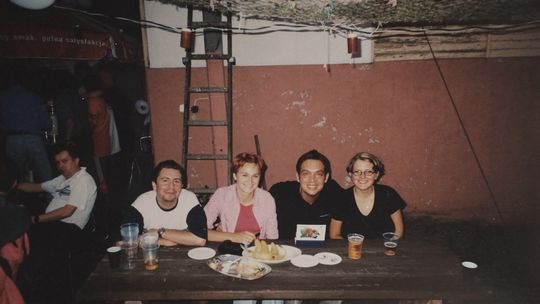 W spotkaniu z Klubem Kibica na WOPR-ówce w Dębowej (5 sierpnia 2000) uczestniczył znany dziennikarz sportowy Bartosz Heller (trzeci z lewej)  