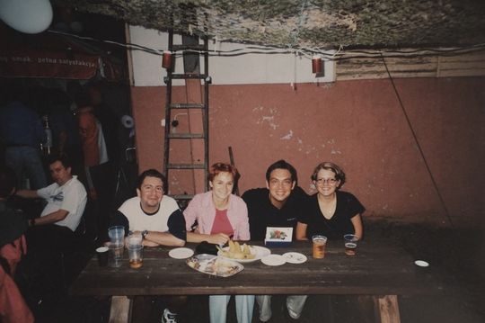 W spotkaniu z Klubem Kibica na WOPR-ówce w Dębowej (5 sierpnia 2000) uczestniczył znany dziennikarz sportowy Bartosz Heller (trzeci z lewej)  