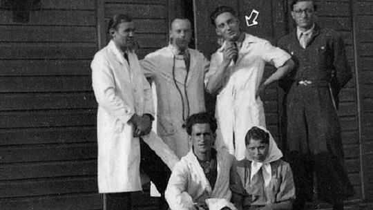 Francuscy medycy przed barakiem szpitalnym